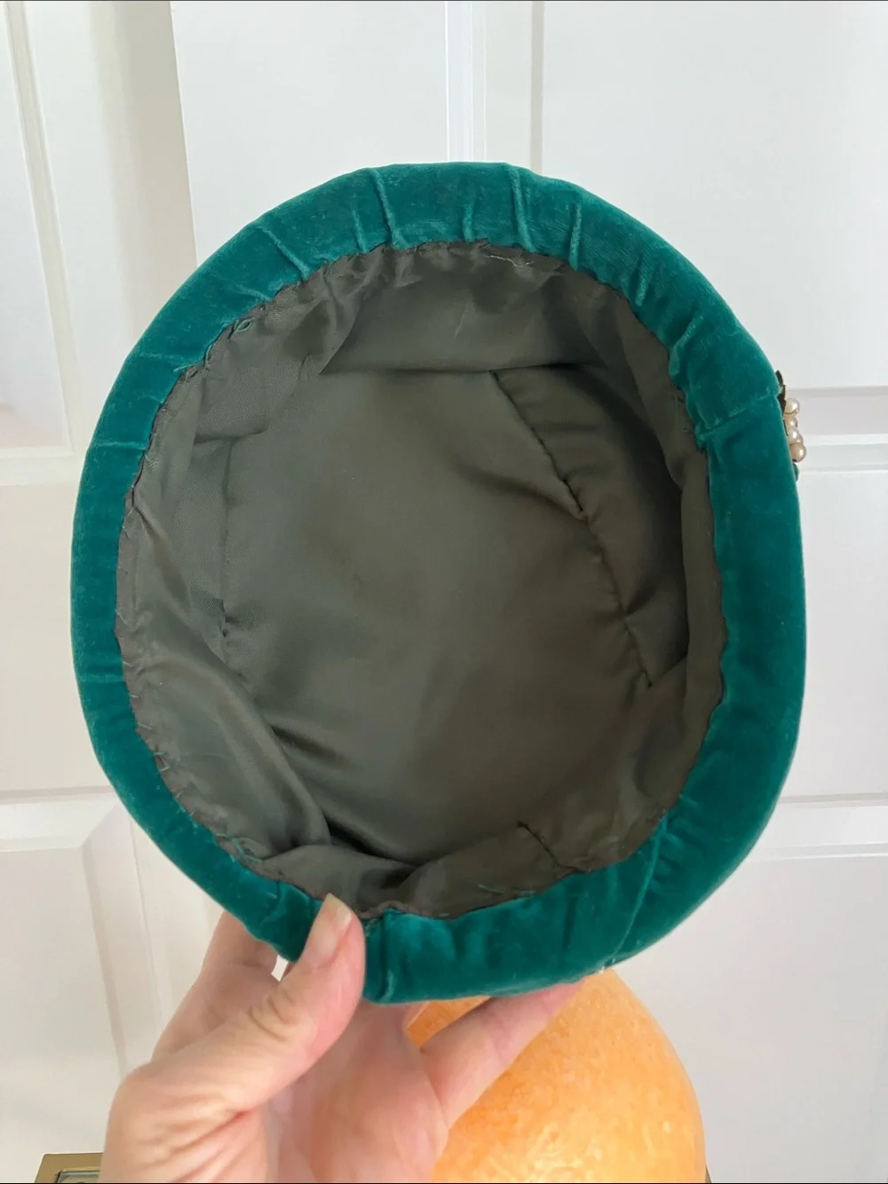 Vintage Emerald Green Velvet Pillbox Hat with Pearl Accent